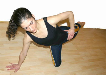 pilates-exercises-kneeling-side-leg-kicks-4