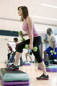 women-lifting-weights