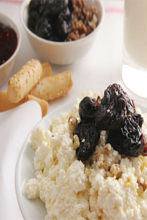 prunes and curd served for breakfast